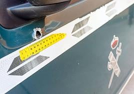 Uno de los impactos de un coche de la Guardia Civil.