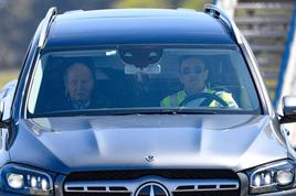 El rey emérito en el coche tras llegar a Vigo.