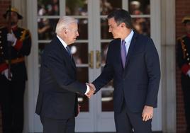 Joe Biden y Pedro Sánchez se estrechan la mano en La Moncloa el pasado junio.