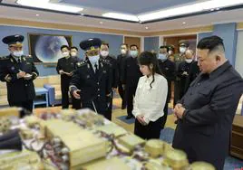 El líder norcoreano, Kim Jong-un, y su hija inspeccionan la construcción del primer satélite espía del país