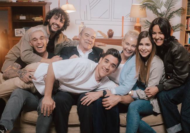 Fran Perea, Víctor Elías, Antonio Resines, Belén Rueda, Natalia Sánchez, Verónica Sánchez y, tumbado, Jorge Jurado, en la fotografía de la reunión.