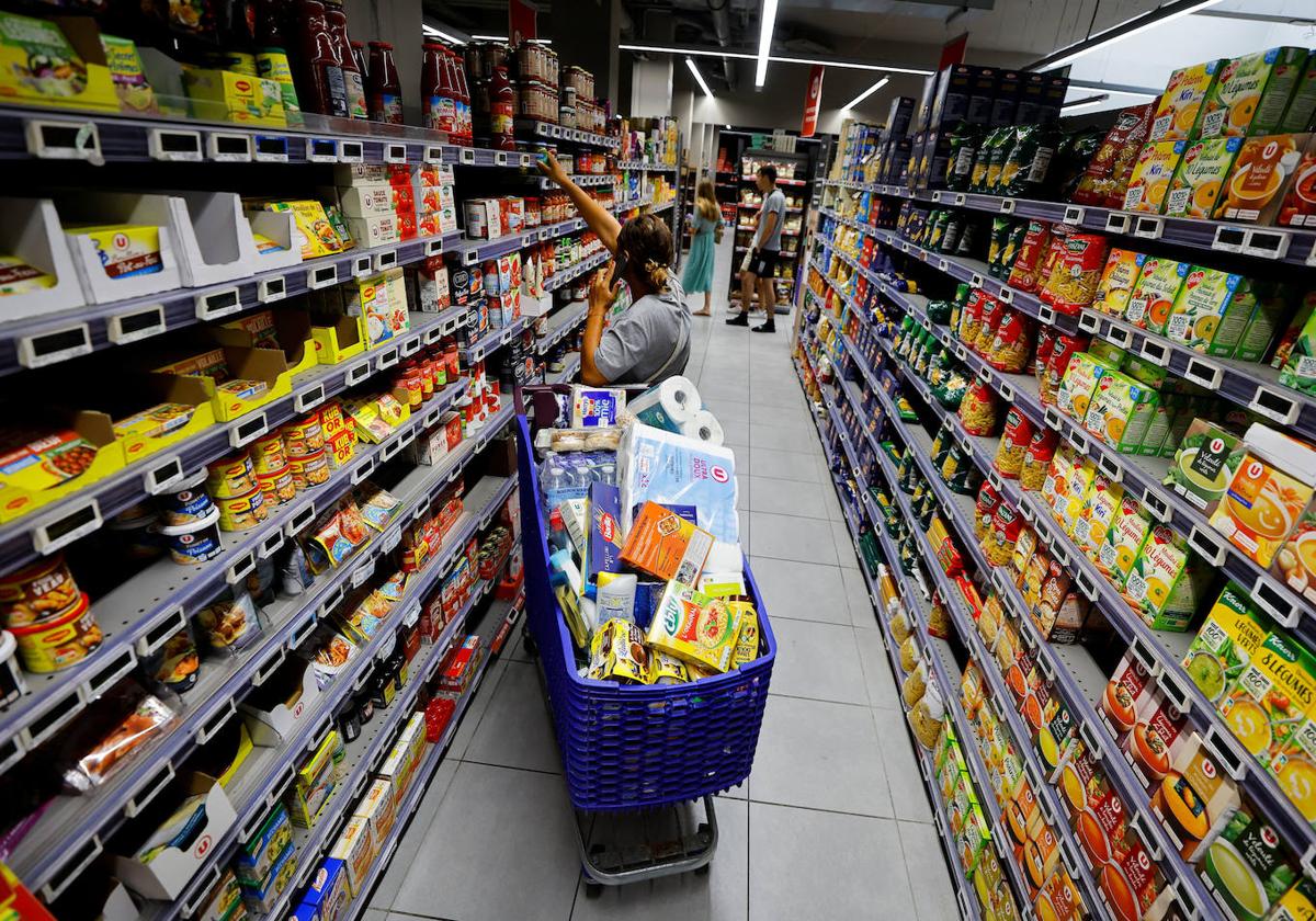 Una mujer haciendo la compra en un supermercado de Francia.