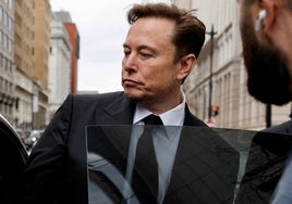 Elon Musk, a la salida de las oficinas de Tesla en Washington.