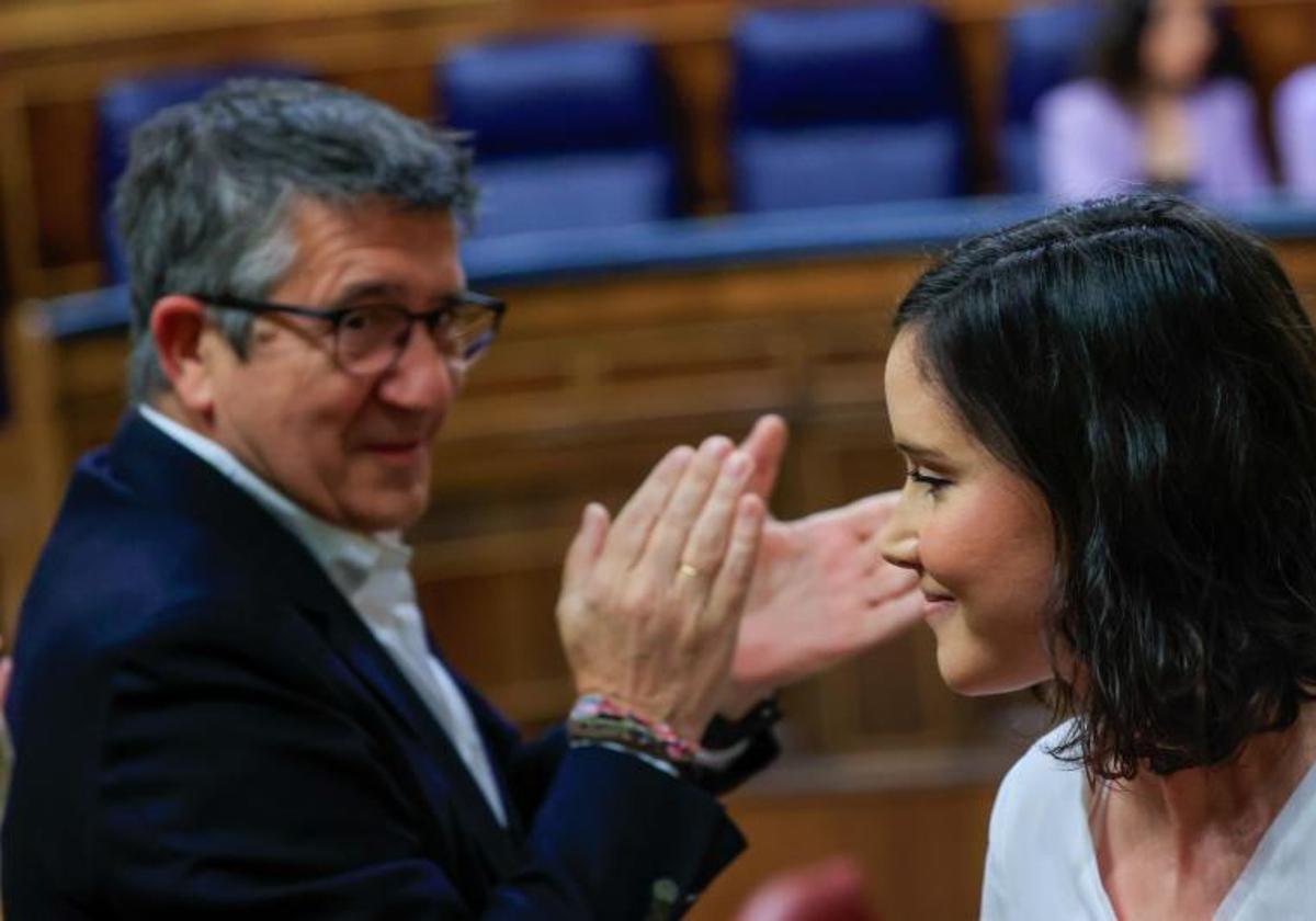 El portavoz del PSOE, Patxi López, aplaude a su compañera de partido Andrea Fernández tras su intervención en el pleno