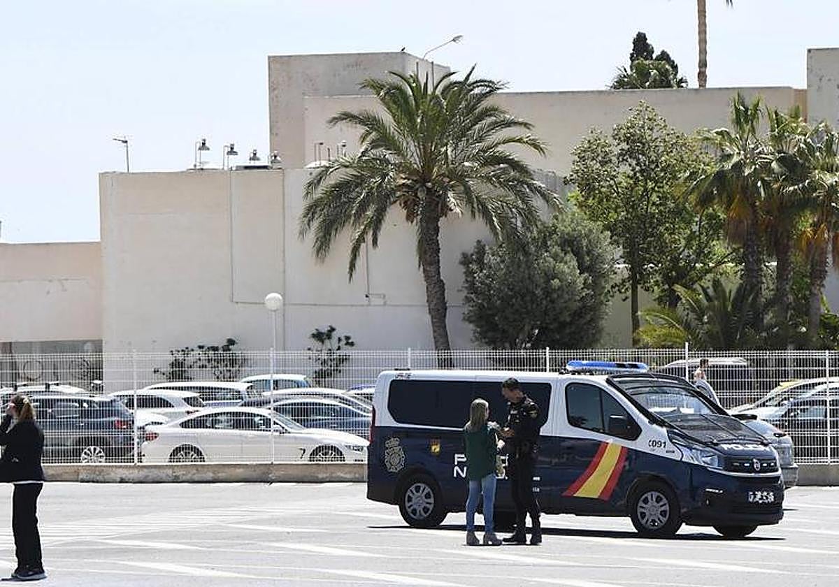 Un coche de la Policía Nacional, ayer, a las puertas del IES Sol de Portocarrero.