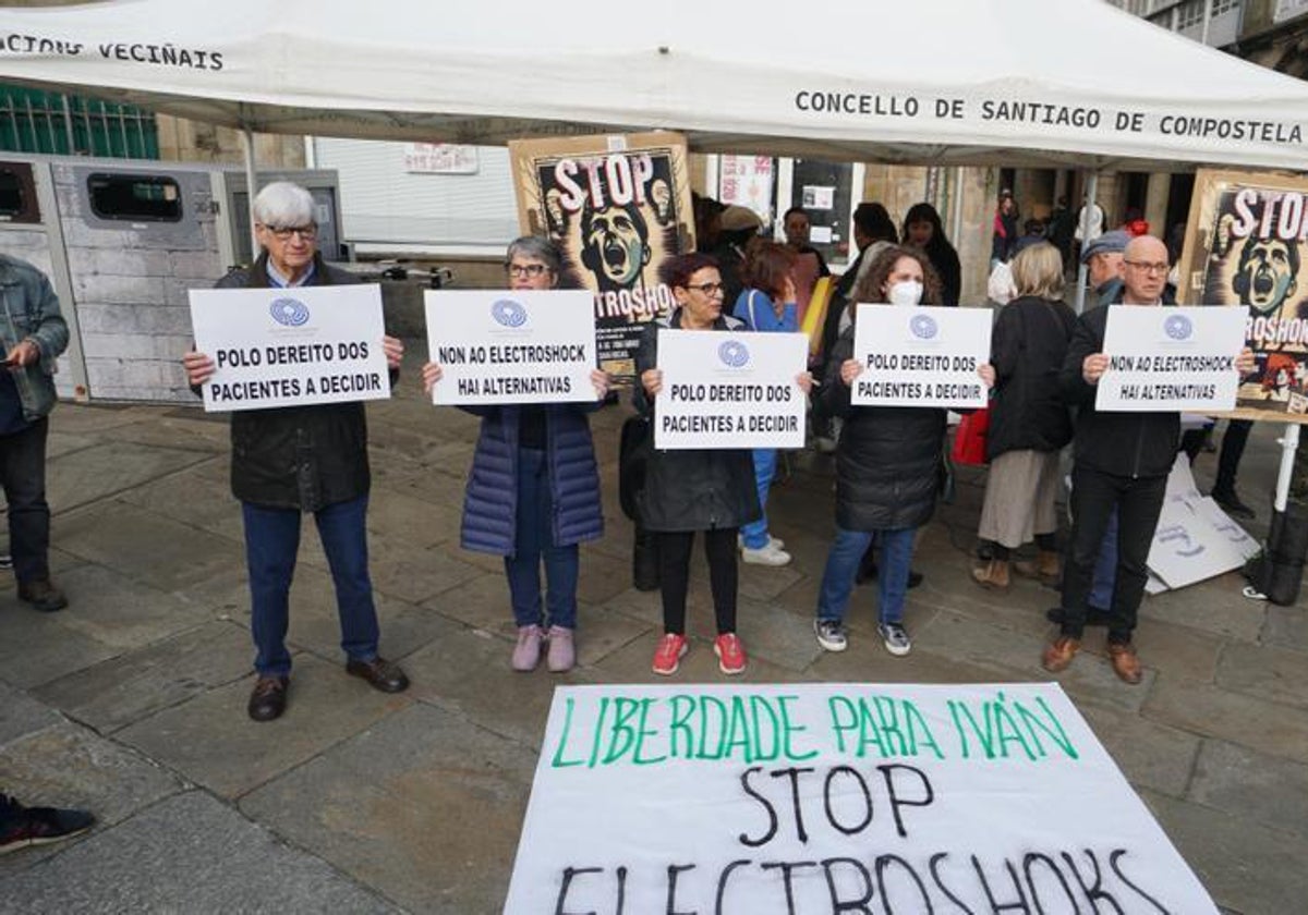 Concentración en favor del joven obligado por un juez a recibir tratamiento por TEC en Santiago de Compostela.