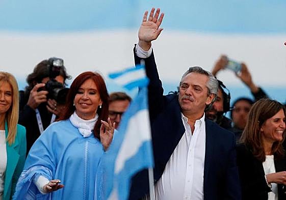 El presidente argentino, Alberto Fernández, acompañado de Cristina Fernández de Kirchner, en un acto de campaña para los pasados comicios.
