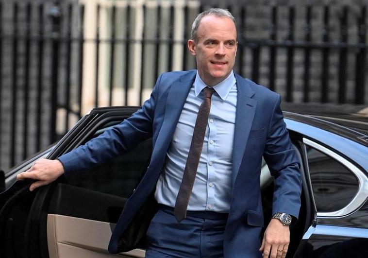 Dominic Raab abandona su vehículo en la sede del ministerio en Downing Street.