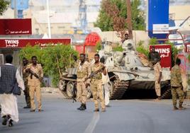 Soldados del Ejército, leales al Gobierno reconocido internacionalmente, hacen guardia en una de las entradas del puerto de Sudán.