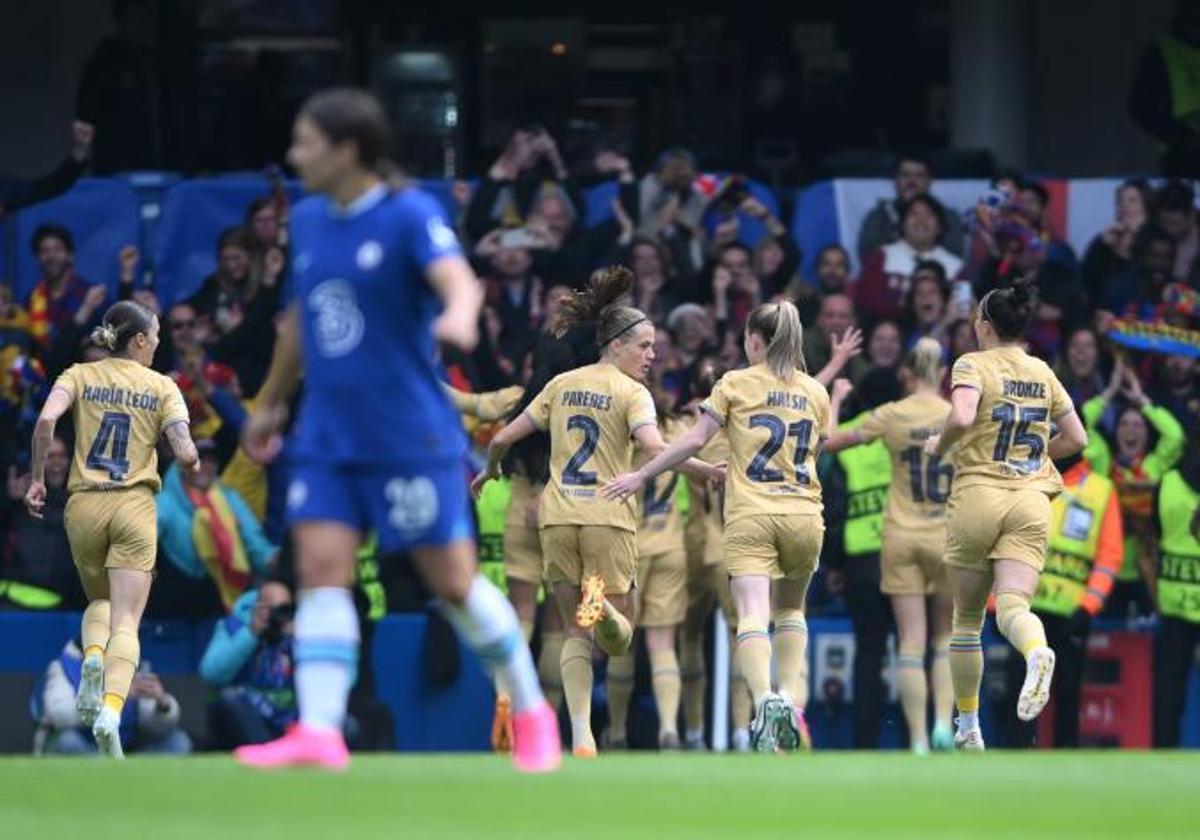 Las jugadoras del Barcelona celebran el gol del triunfo ante el Chelsea.