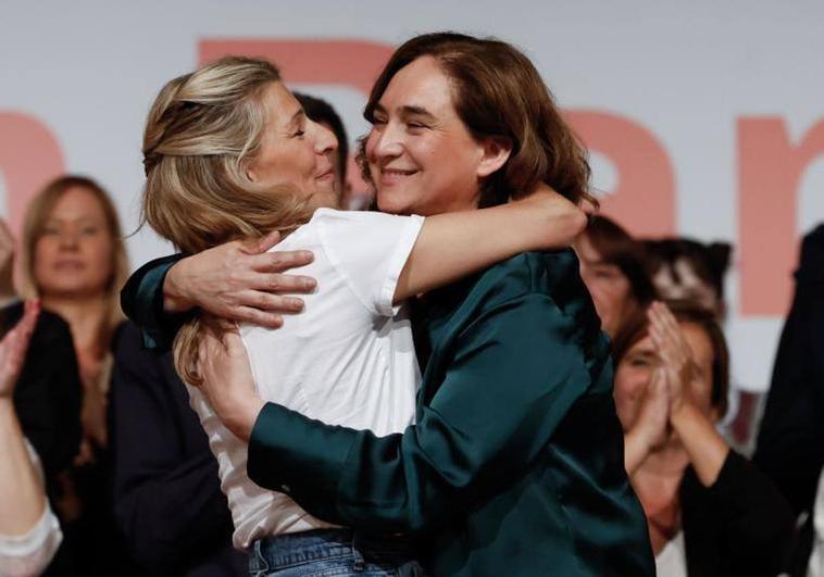 Yolanda Díaz y Ada Colau se abrazan durante el acto de Guanyem Barcelona.