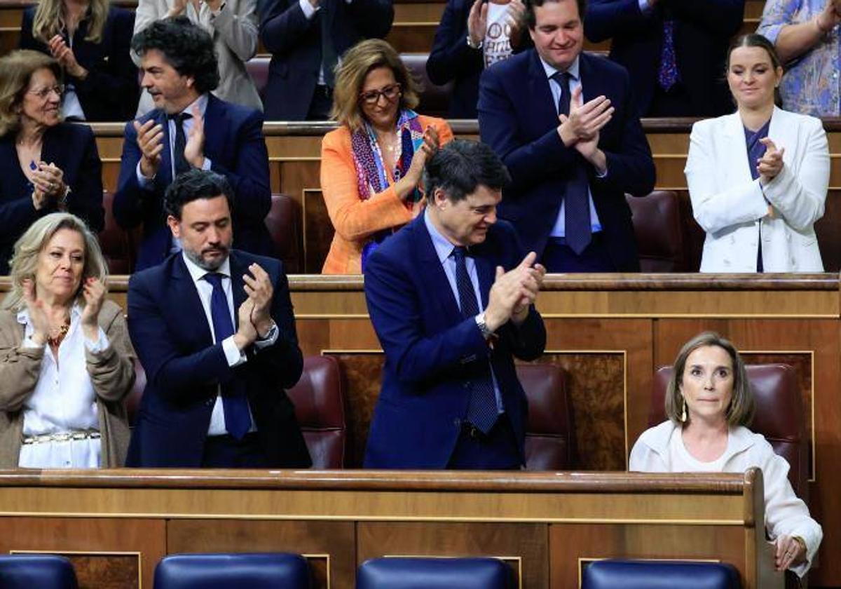 La bancada del PP aplaude a Cuca Gamarra tras su intervención en el debate por la reforma del 'sí es sí'.