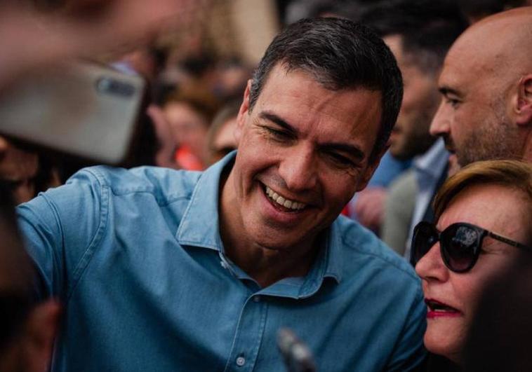 Pedro Sánchez se fotografía con una militante del PSOE este viernes en un acto del partido en Toledo.