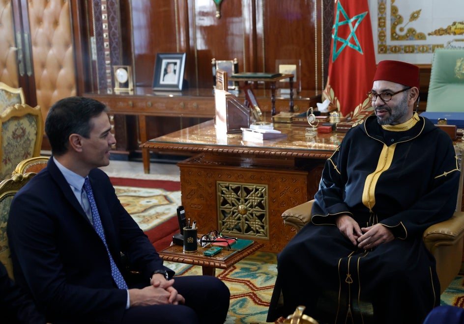 El presidente del Gobierno español, Pedro Sánchez (i), se reúne con el rey Mohamed VI de Marruecos (d), en abril de 2022.