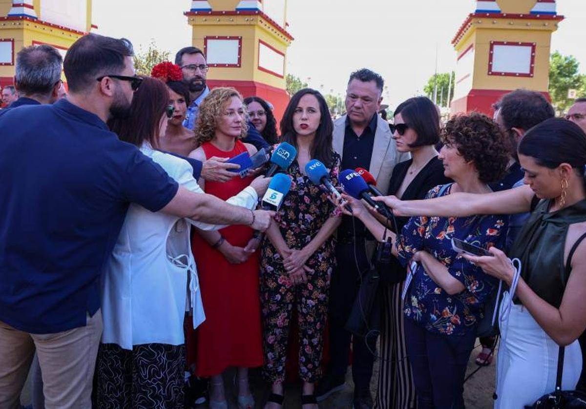 La líder de Podemos, Ione Belarra, durante su visita a la Feria de Abril de Sevila.