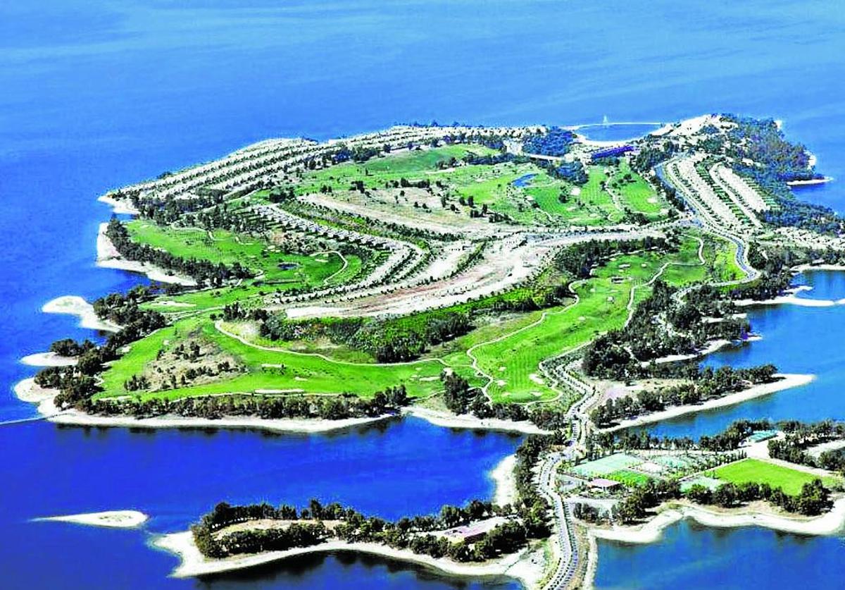 El complejo Valdecañas consta de 185 chalés, un hotel, campo de golf y playa artificial.