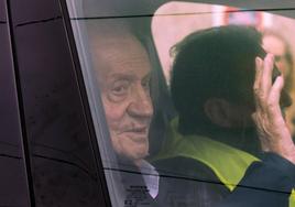 El rey emérito Juan Carlos I, en el vehículo que conduce su amigo Pedro Campos, este domingo a su salida de Sanxenxo.