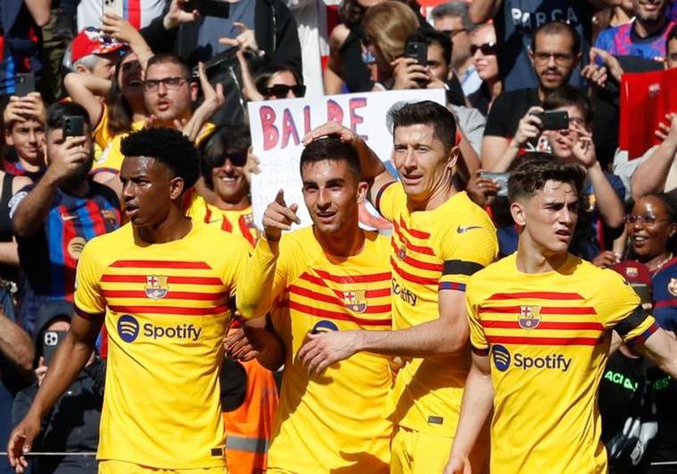 Los jugadores del Barça celebran el gol de Ferran.