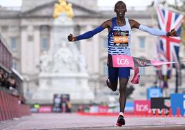 Kelvin Kiptum celebra su victoria en Londres