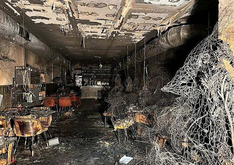 Así quedó el interior del restaurante incendiado en Madrid.