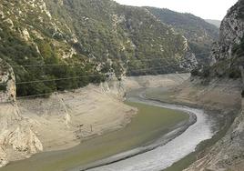 La falta de agua saca a la superficie varias edificaciones en el pantano de Oliana, en Lérida, durante la sequía de 2005.