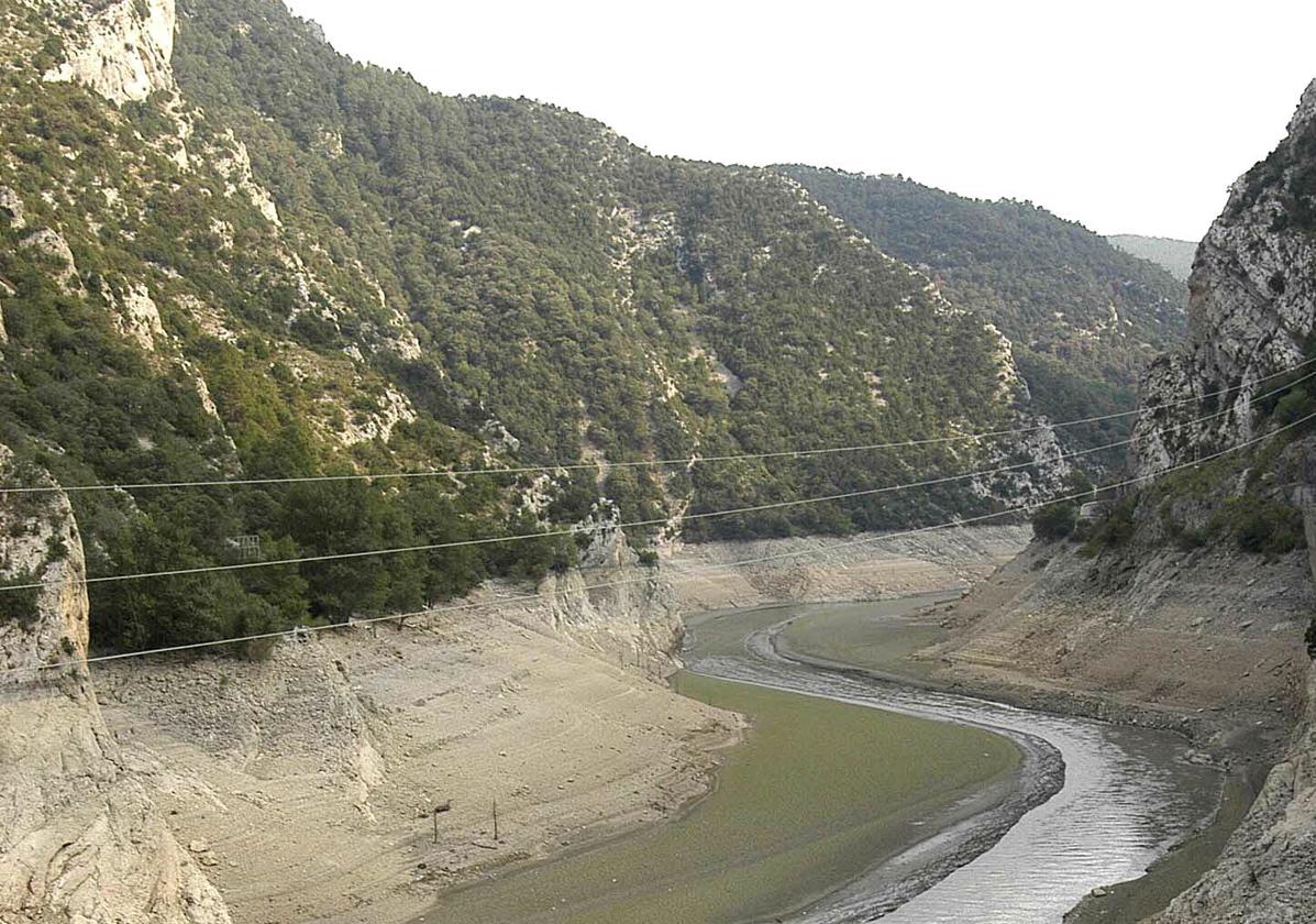 La falta de agua saca a la superficie varias edificaciones en el pantano de Oliana, en Lérida, durante la sequía de 2005.