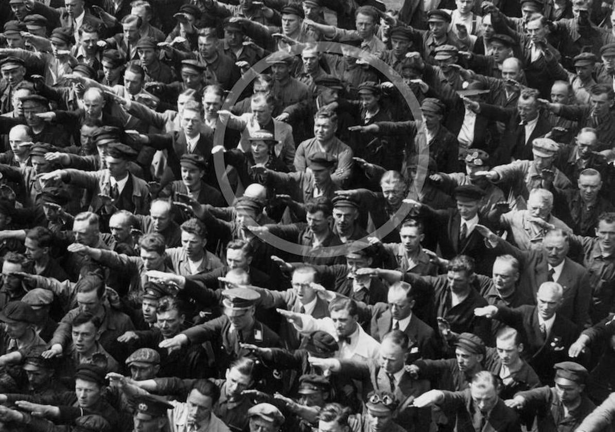 August Landmesser, de brazos cruzados durante una visita de Hitler a los astilleros de Hamburgo.