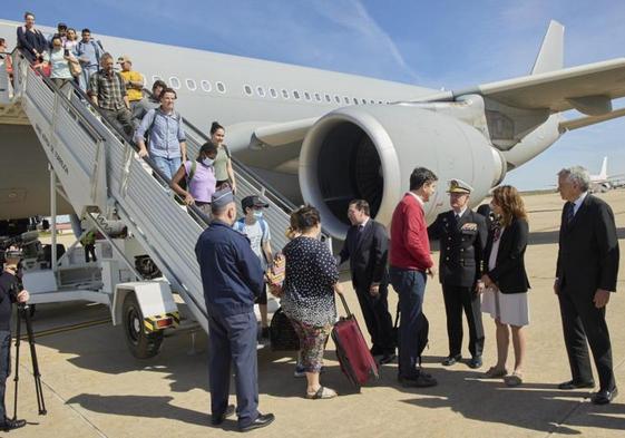 El ministro de Asuntos Exteriores, José Manuel Albares, recibe a las 72 personas evacuadas de Sudán, 34 de ellos españoles.