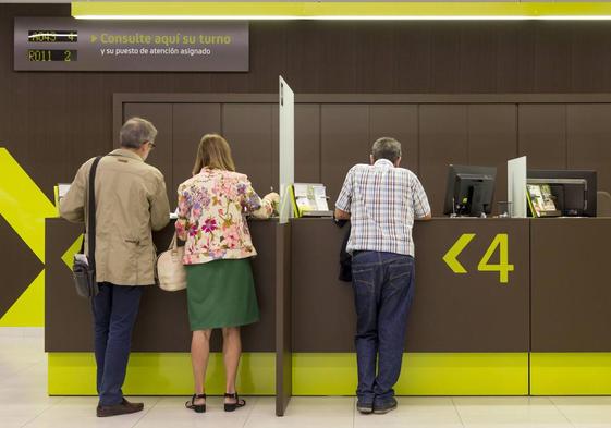 Clientes en una sucursal bancaria.