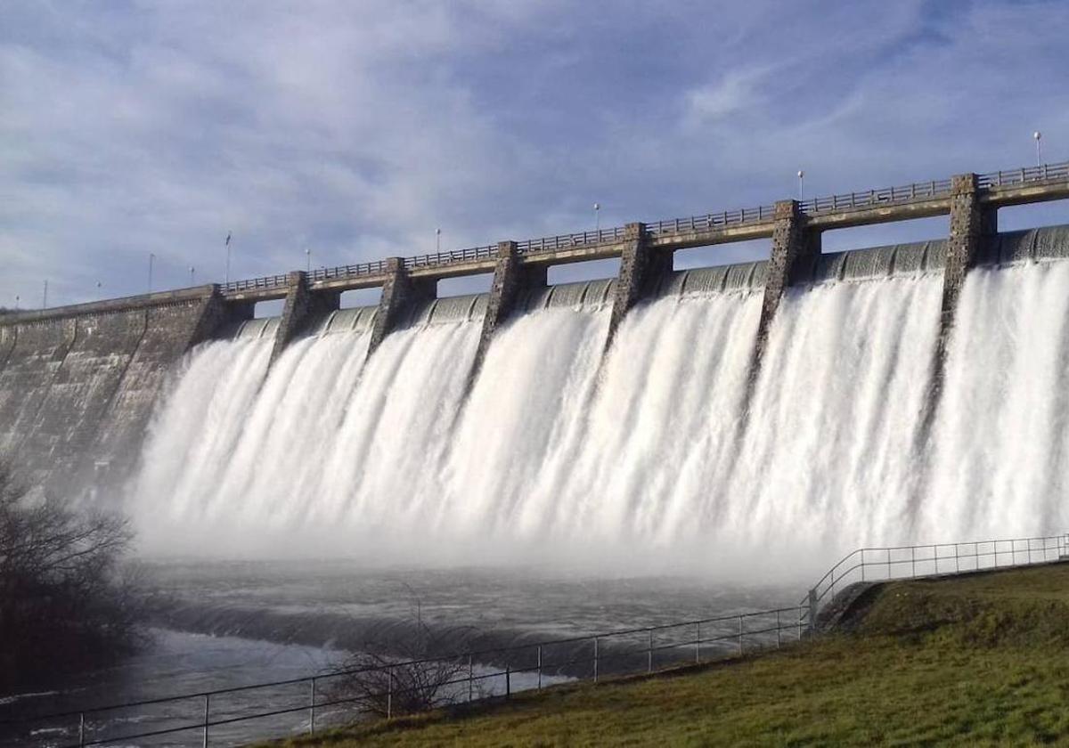 Siete compuertas del embalse de Ullibarri