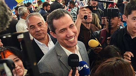 Guaidó, expulsado de Colombia por cruzar la frontera a pie para asistir a una cumbre sobre Venezuela