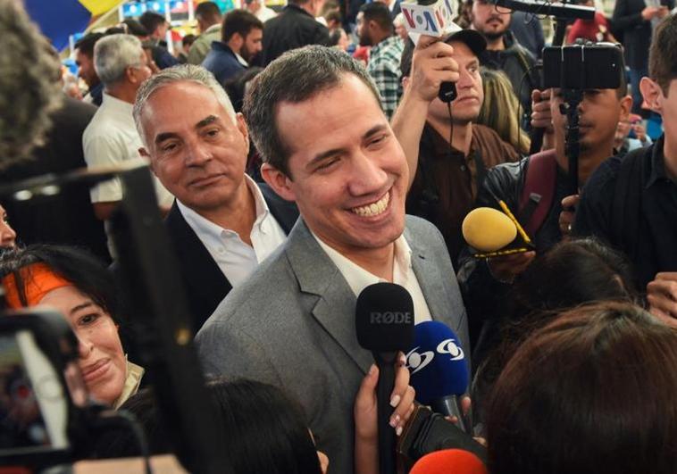 Guaidó, expulsado de Colombia por cruzar la frontera a pie para asistir a una cumbre sobre Venezuela