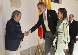 El rey Felipe VI y la reina Letizia saludan al escritor Rafael Cadenas a su llegada al acto de entrega al Premio Cervantes.