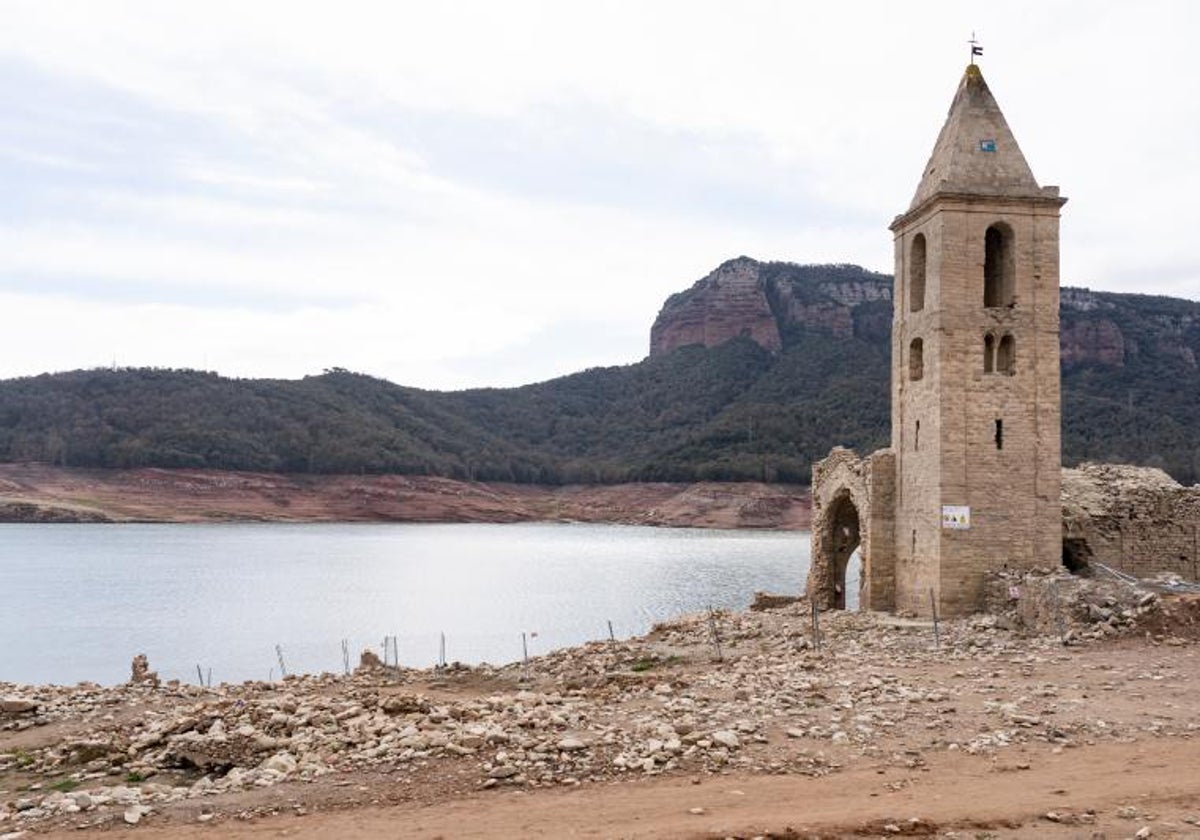 El embalse de Sau, en Barcelona, a menos del 28% de su capacidad, muestra la iglesia que antes escondía.