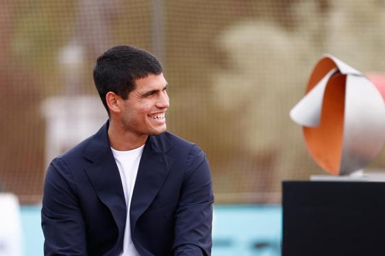 Carlos Alcaraz, en la presentación del Masters 1.000 de Madrid con el trofeo de fondo