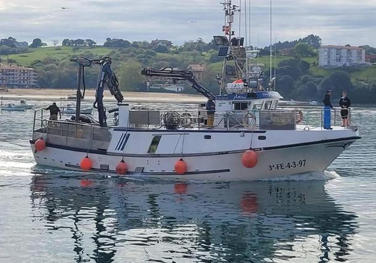 El barco Novo Xoel, llegando al puerto de San Vicente sobre las diez de la mañana, horas después del accidente.