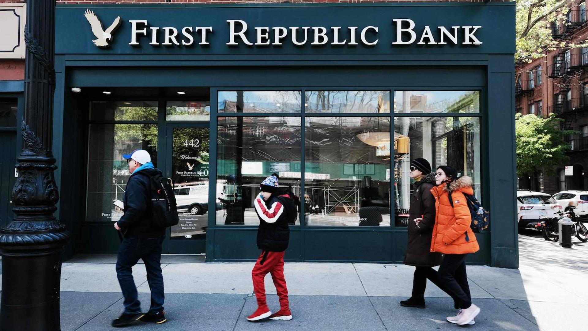 First Republic Bank threatens another bankruptcy in the US after losing 102,000 million in deposits