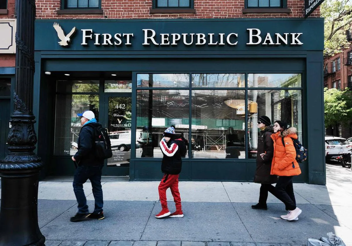 Varias personas caminan delante de una sucursal del First Republic Bank en Manhattan (Nueva York).