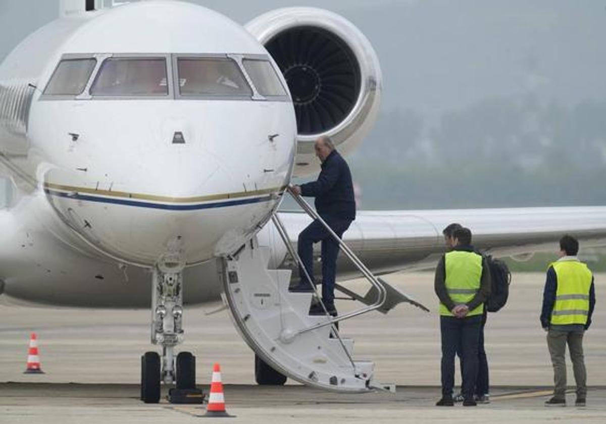 El emérito abandona Vitoria a bordo de su jet privado