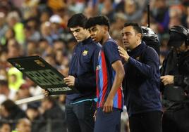 Lamine Yamal, junto a Xavi Hernández, se dispone a sustituir a Gavi en el Camp Nou.