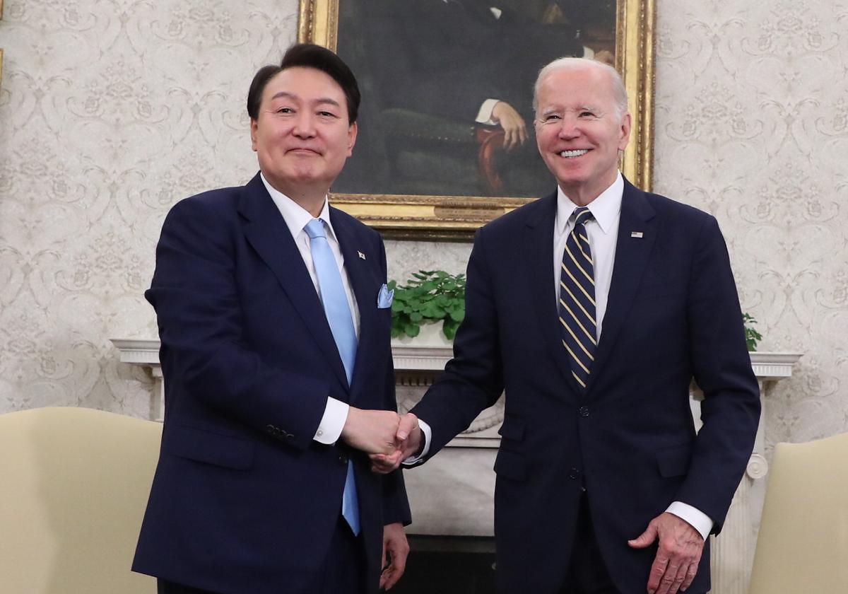 Biden y Yoon Suk Yeol se estrechan las manos antes del encuentro.