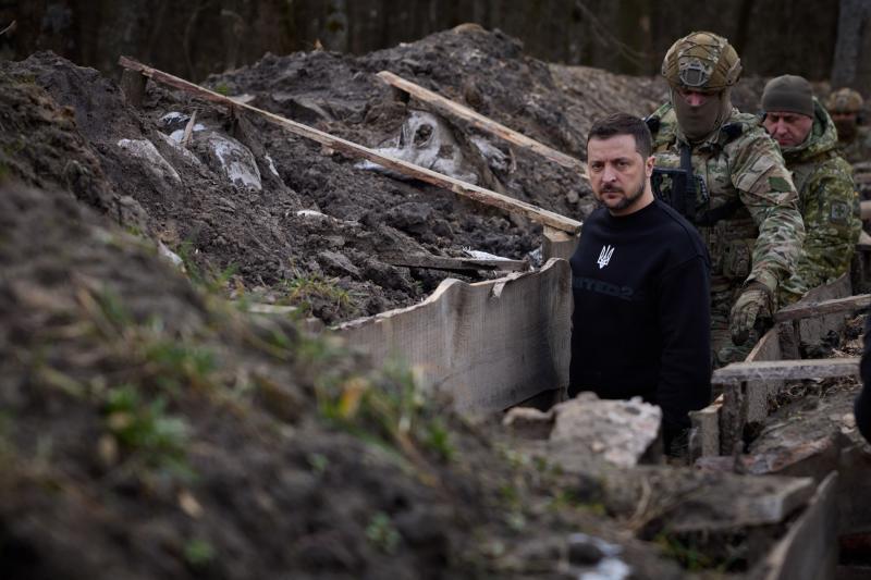 Zelensky, durante una reciente visita a una de las zonas del frente castigadas por Rusia