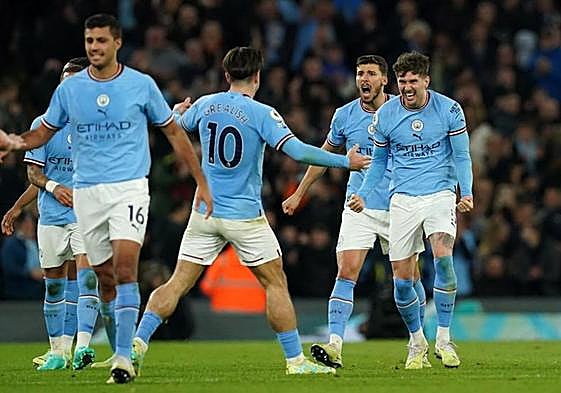 Los jugadores del City celebran su segundo gol al Arsenal en el Etihad.