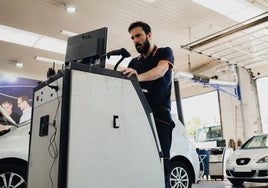 La normativa actualiza las personas a las que se les permite la instalación de láminas adhesivas antisolares en el parabrisas