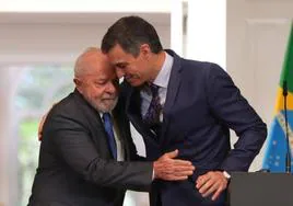 Pedro Sánchez abraza a Lula da Silva en la Moncloa.