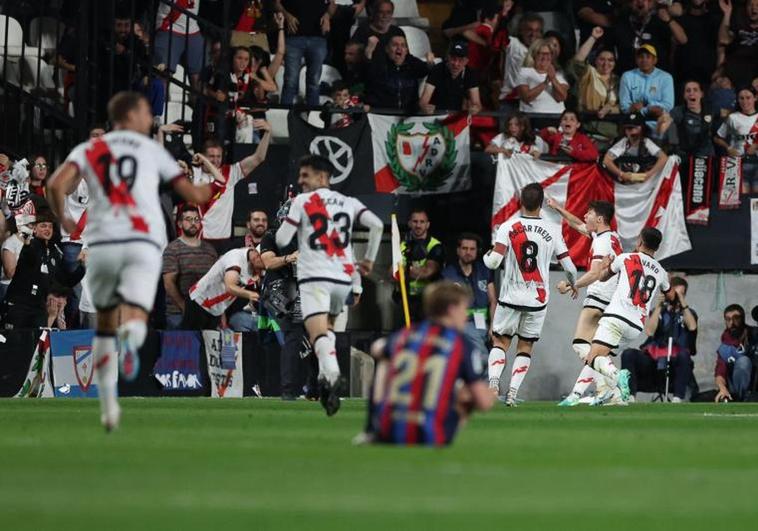 Los jugadores del Rayo celebran el gol de Fran García al Barça.