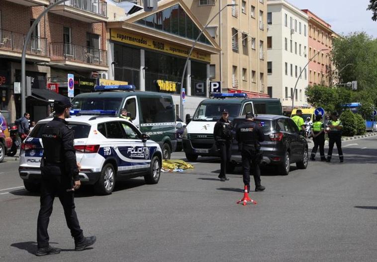 Varios agentes de policía y guardia civil cerca del cuerpo de uno de los fallecidos.