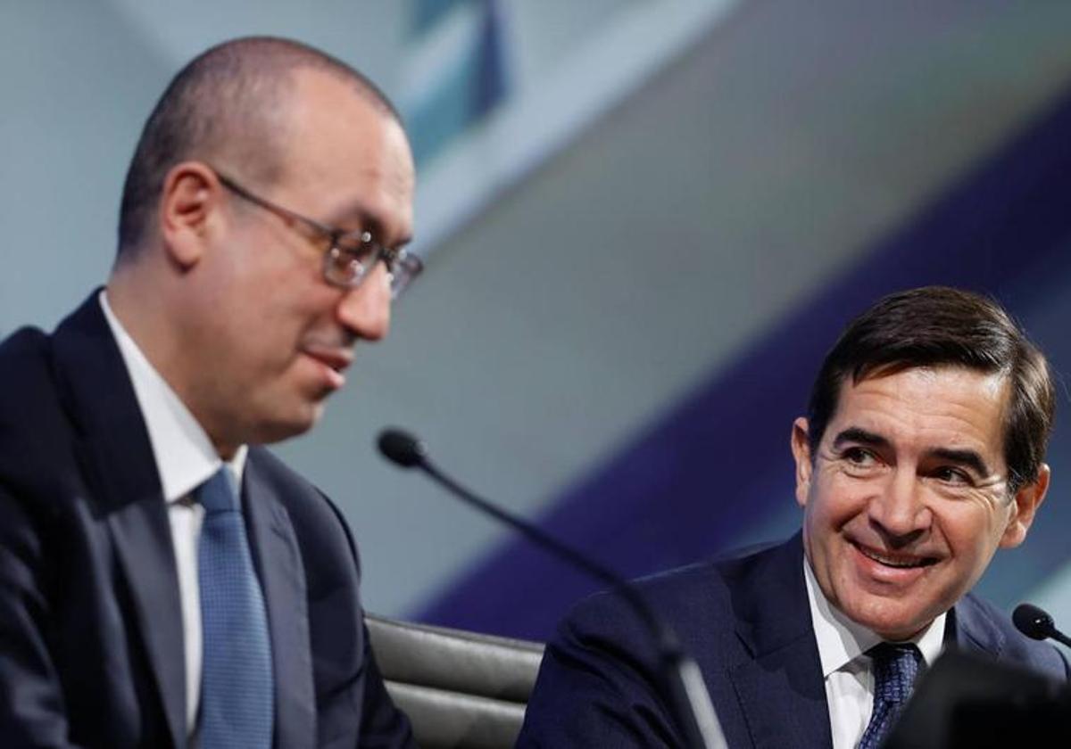 Onur Genç, consejero delegado, a la izquierda, junto al presidente de BBVA, Carlos Torres.