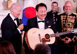 El presidente de Estados Unidos, Joe Biden, regala una guitarra al presidente de Corea del Sur, Yoon Suk Yeol, en la Casa Blanca