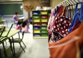 Mochilas colgadas en una clase de un colegio de Toledo el primer día de curso